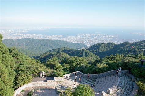 Rokko Mountain: Vadi Derinliklerinde Muhteşem Manzaralar ve Doğanın Şefkatli Kucaklaması!