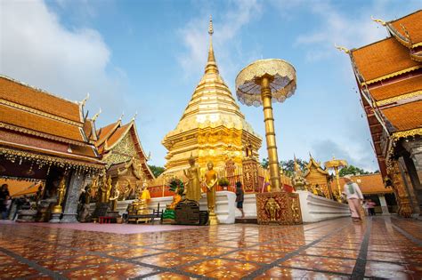  Doi Suthep Tapınağı: Ruhunuzu Besleyen Manevi Bir Yolculuk ve Şehrin Büyülü Panoraması!