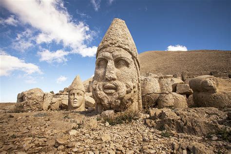 Nemrut Dağı'nın Dev Heykel Çıkıntısı ve Mistisizmle Dolu Bir Manzara!